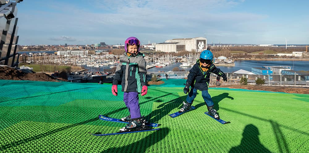 CopenHill kids skiing